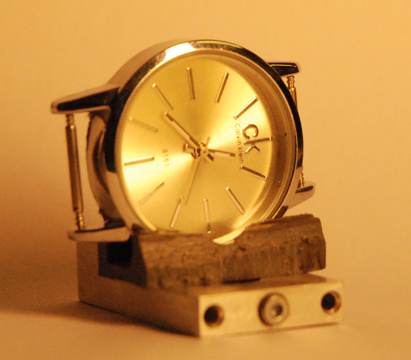 кварцевые часы установленные в держатель манипулятора